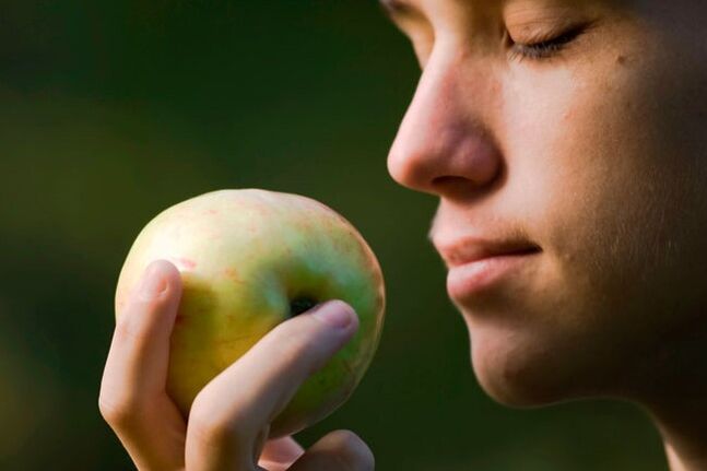 Oler una manzana, un plátano o una moneda